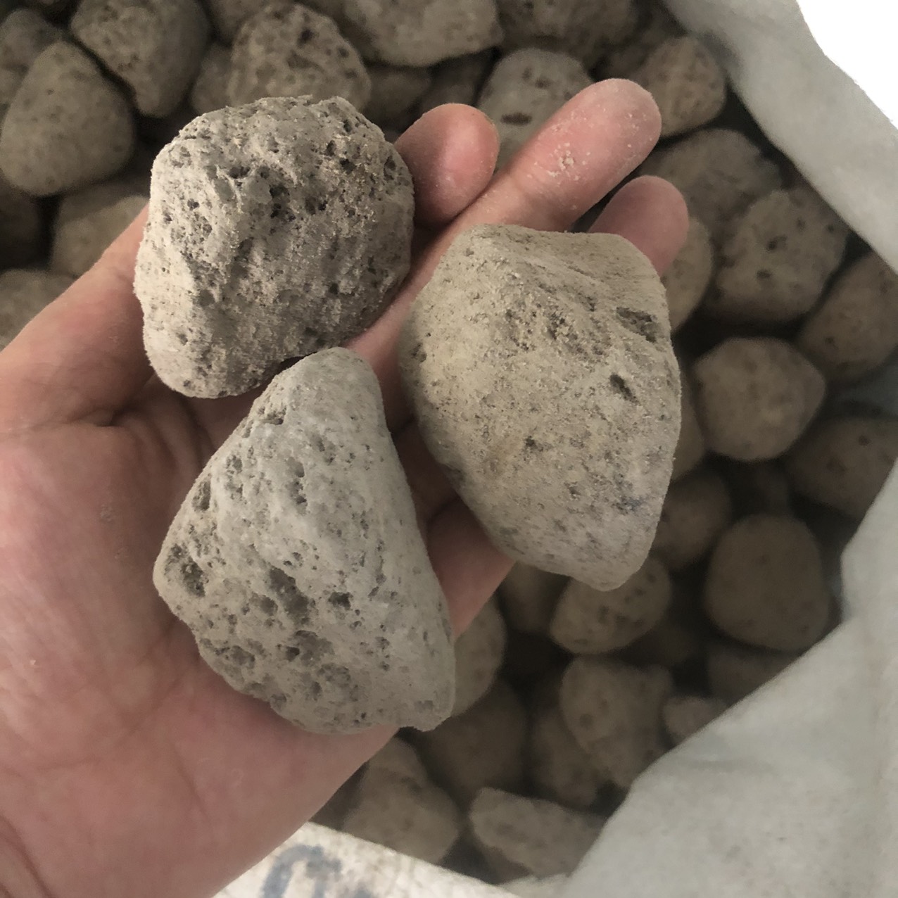 Đá bọt Pumice Indonesia cỡ hạt 20-40mm